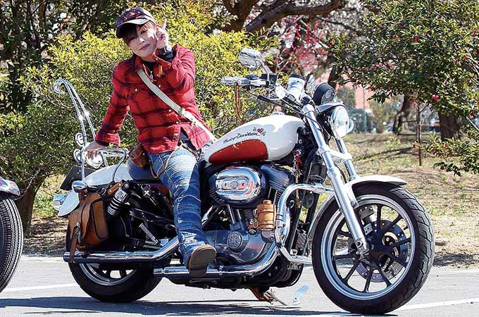 Maisa with ドゥカティ モンスター 1000S i.e. 女性ライダーストリートスナップ バイクブロス